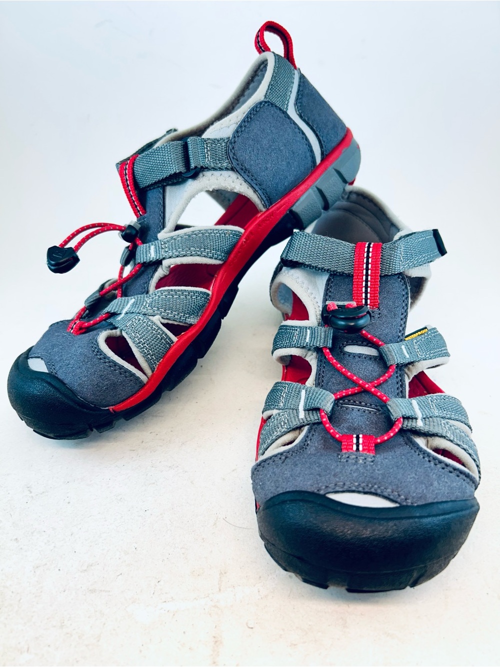 KEEN Big Kid's Youth Gray Racing Red Seacamp II CNX Waterproof Sandals size 6 38